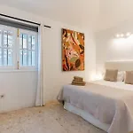 Bright With A Private Swimming Pool, Air Conditioning, Garden And Parking *