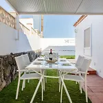 Casa vacanze Bright With A Private Swimming Pool, Air Conditioning, Garden And Parking