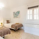 Bright With A Private Swimming Pool, Air Conditioning, Garden And Parking *