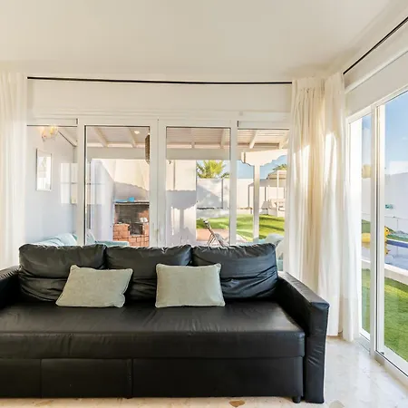 Bright With A Private Swimming Pool, Air Conditioning, Garden And Parking