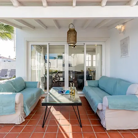 Bright With A Private Swimming Pool, Air Conditioning, Garden And Parking