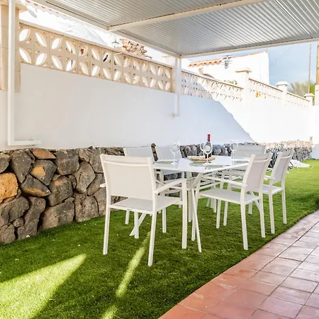 Bright With A Private Swimming Pool, Air Conditioning, Garden And Parking 펜션