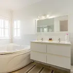 Bright With A Private Swimming Pool, Air Conditioning, Garden And Parking *