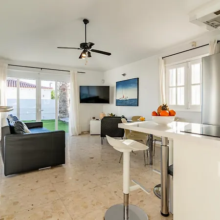 Dom wakacyjny Bright With A Private Swimming Pool, Air Conditioning, Garden And Parking *
