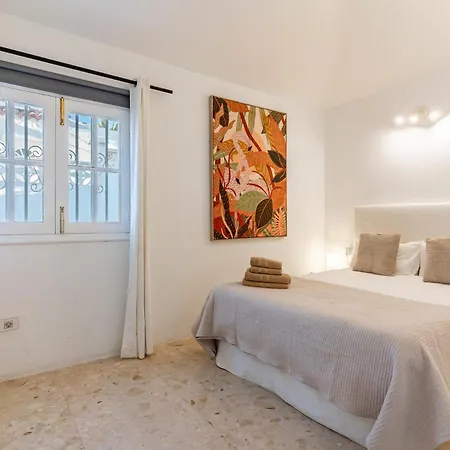 Bright With A Private Swimming Pool, Air Conditioning, Garden And Parking *