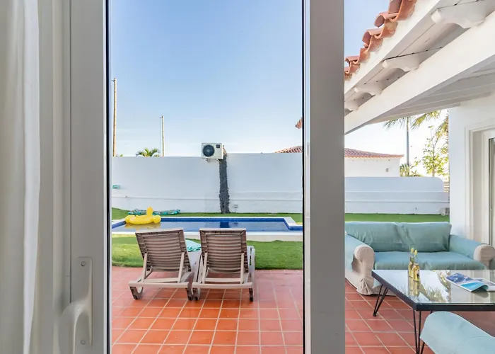 Bright Villa With A Private Swimming Pool, Air Conditioning, Garden And Parking *
