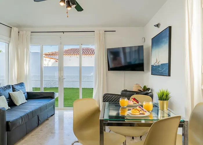Bright Villa With A Private Swimming Pool, Air Conditioning, Garden And Parking