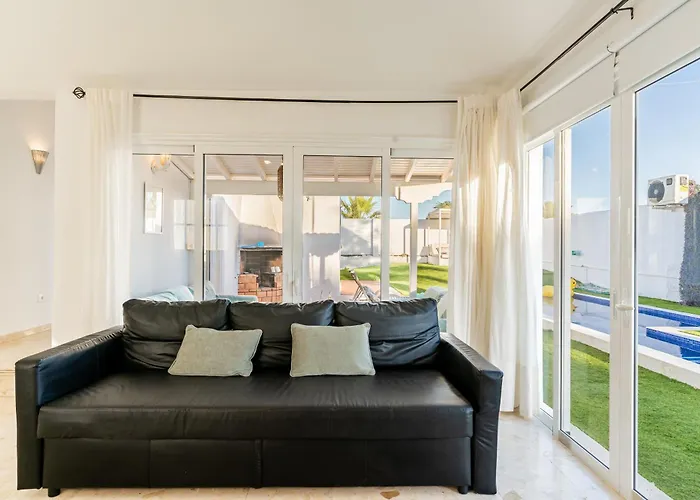 Bright Villa With A Private Swimming Pool, Air Conditioning, Garden And Parking