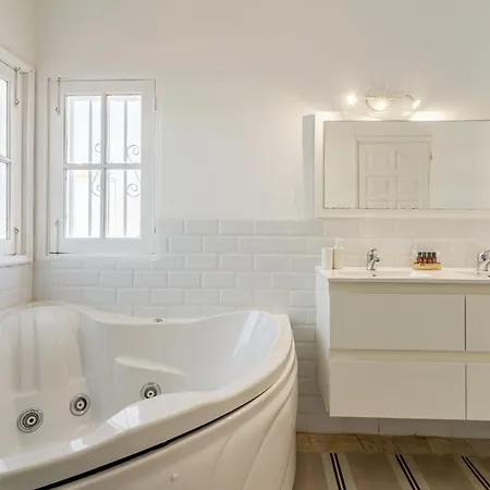 Bright With A Private Swimming Pool, Air Conditioning, Garden And Parking Casa de Férias *