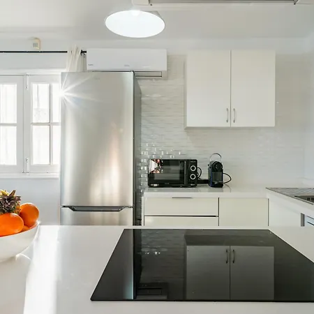 Bright With A Private Swimming Pool, Air Conditioning, Garden And Parking *