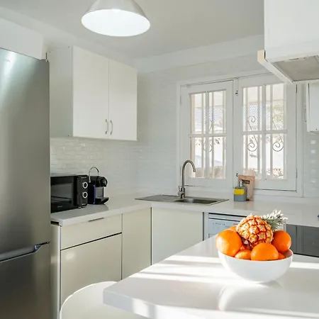 Casa de Férias Bright With A Private Swimming Pool, Air Conditioning, Garden And Parking *