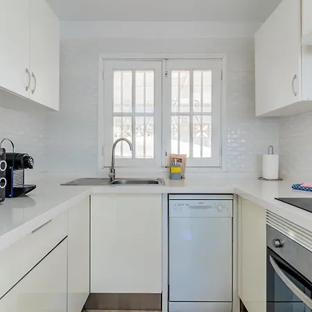 Bright With A Private Swimming Pool, Air Conditioning, Garden And Parking *