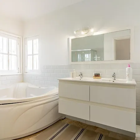 Bright With A Private Swimming Pool, Air Conditioning, Garden And Parking *