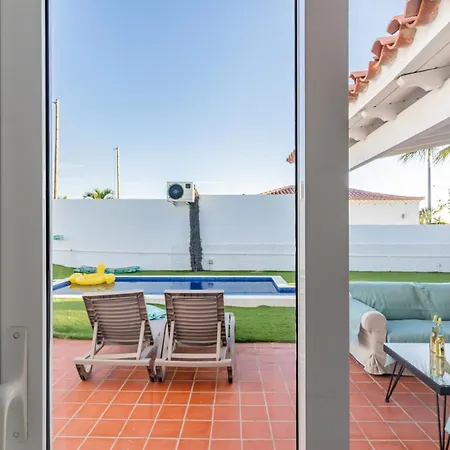 Bright With A Private Swimming Pool, Air Conditioning, Garden And Parking *