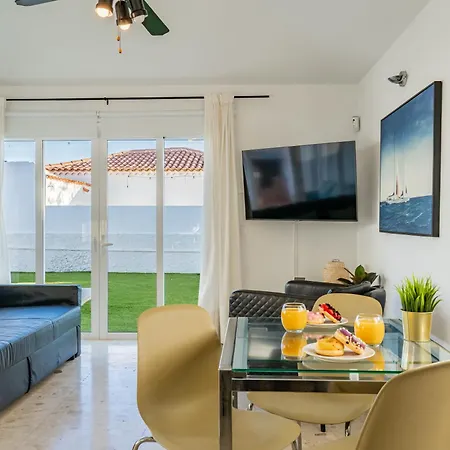 Bright With A Private Swimming Pool, Air Conditioning, Garden And Parking