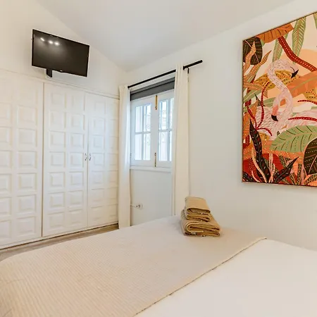 Bright With A Private Swimming Pool, Air Conditioning, Garden And Parking *