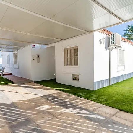 Bright With A Private Swimming Pool, Air Conditioning, Garden And Parking *