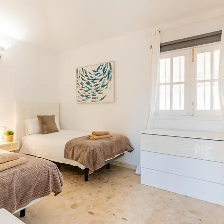 Bright With A Private Swimming Pool, Air Conditioning, Garden And Parking *